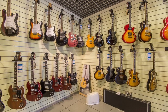 楽器店に並ぶギター ※画像はイメージです（Alhim/stock.adobe.com）
