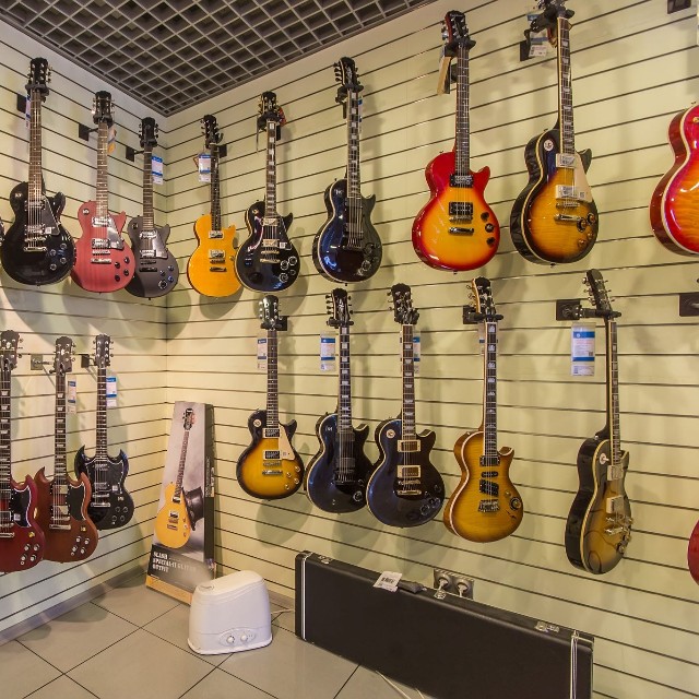 楽器店に並ぶギター ※画像はイメージです（Alhim/stock.adobe.com）