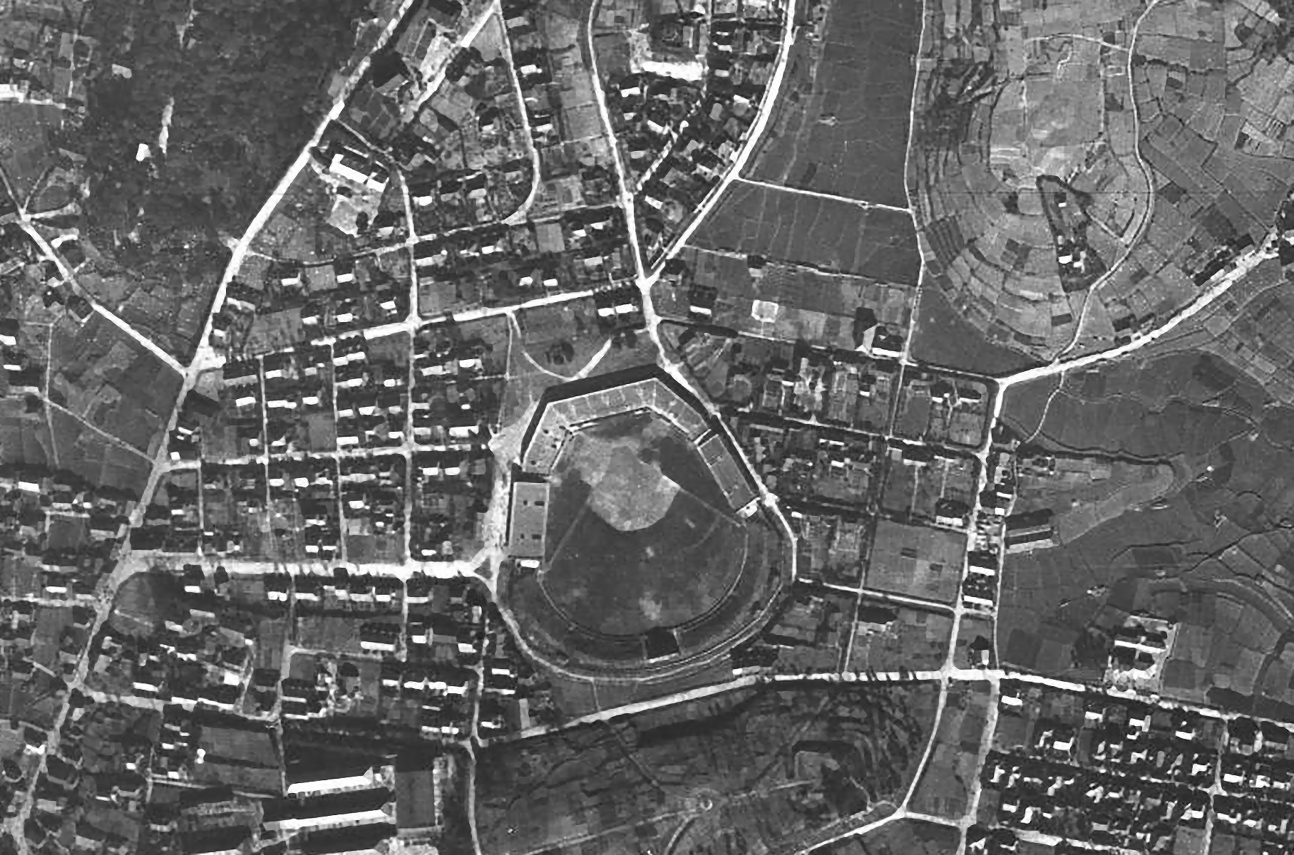 空から見ると…不思議な扇形？スタンド席まである自動車学校！ 実は日本