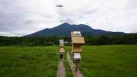 ヘリコプターで運べないものは、歩荷が運ぶ 画像提供:尾瀬小屋【尾瀬国立公園】
