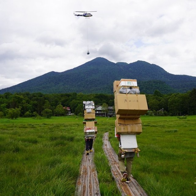 ヘリコプターで運べないものは、歩荷が運ぶ 画像提供:尾瀬小屋【尾瀬国立公園】