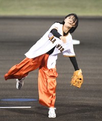 故郷・群馬の巨人戦マウンドに上がった井森美幸