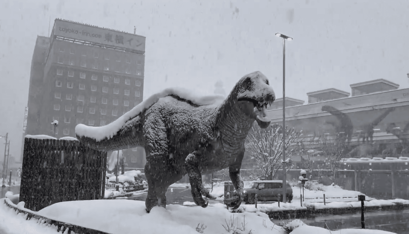 雪に覆われながらも口を開けた恐竜は大迫力／投稿主さん提供