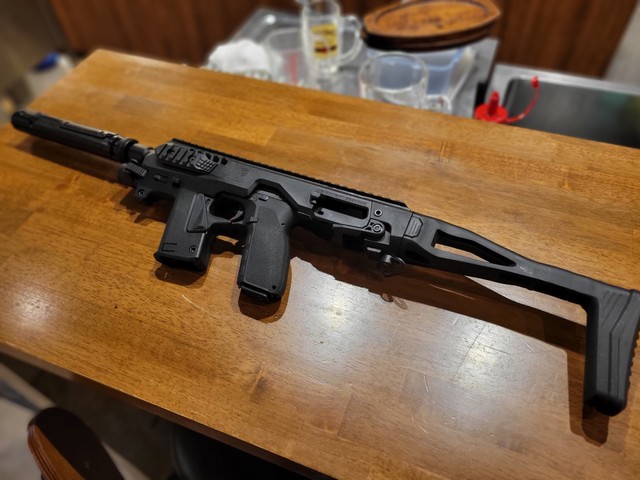 B2i STANDARDを取り付けた通常のエアソフトガン。赤外線銃化されているが射撃時の反動や音も楽しめる