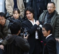 帰京し報道陣に囲まれる羽賀研二さん＝2008年