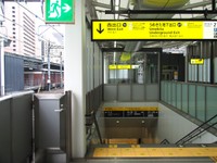 7·8番ホーム西口改札行きの階段の奥にエレベーター、エスカレーターがある。