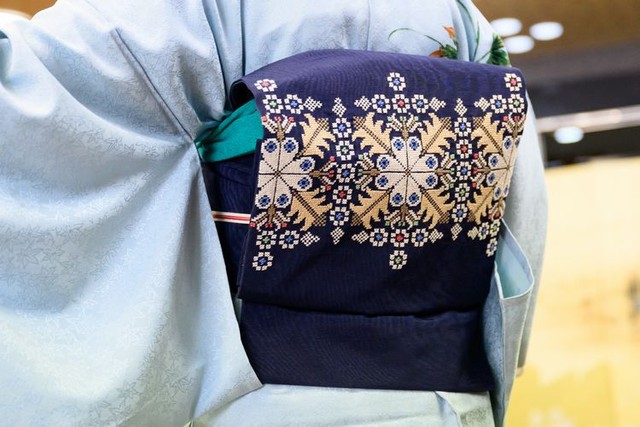 ファッションショーで披露されたパレスチナ刺繡帯=2025年5月、東京都渋谷区、小山幸佑撮影