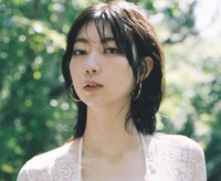 蔦谷里華 1st写真集「泥中の華」（撮影：松岡一哲、玄光社 刊）