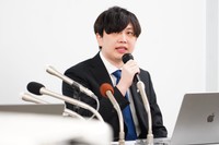 会見に出席した新党「チームみらい」の候補者・小林修平氏