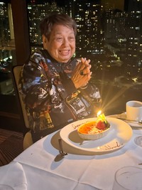 米ハワイ・ホノルルのレストランで友人らと“4か月遅れの誕生会”を満喫した93歳の高木ブー