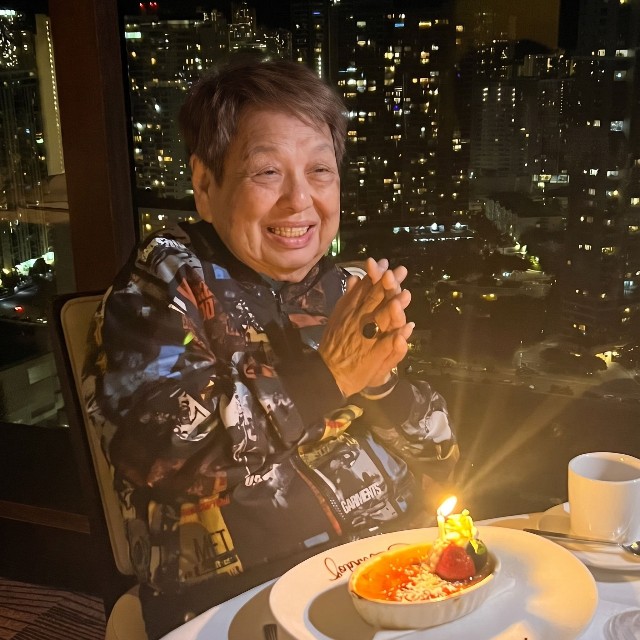 米ハワイ・ホノルルのレストランで友人らと“4か月遅れの誕生会”を満喫した93歳の高木ブー