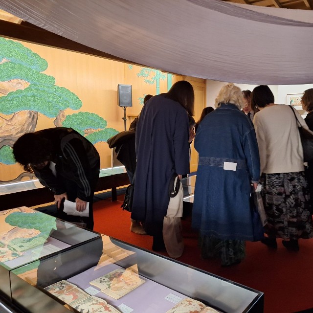 女性の来場者が目立つ春画展の会場。能舞台に数々の作品が展示された＝東京・新宿歌舞伎町