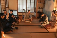 突如始まった「ヘブンクイズ」。お笑いシーンのようでありながら、トキ（髙石あかり）や錦織（吉沢亮）はここでヘブン（トミー・バストウ）の来し方を初めて知る　(C)NHK