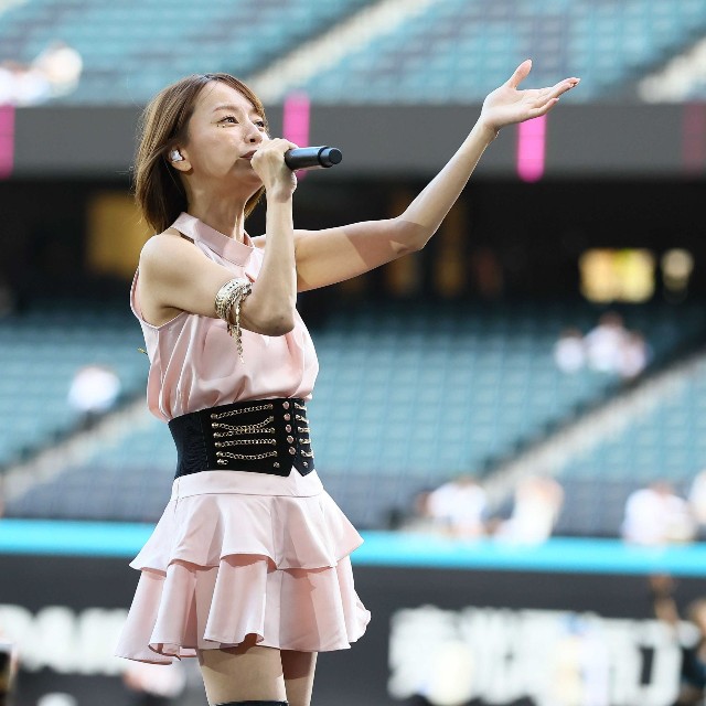 試合後、ライブパフォーマンスを披露する鈴木亜美＝エスコンフィールド北海道