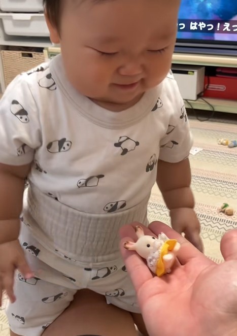 パパの手に「どうぞ」（提供：@tataz283さん）

