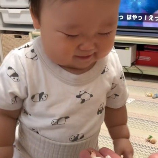 パパの手に「どうぞ」（提供：@tataz283さん）

