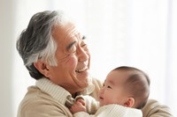 ひいじいじとひ孫　※この画像はイメージです（Maki_Japan/stock.adobe.com）