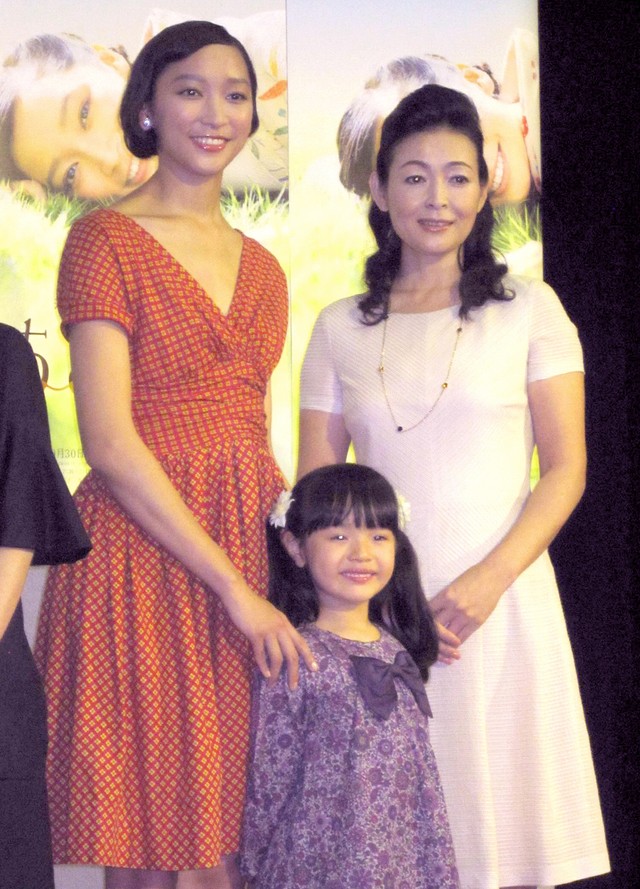 「ごちそうさん」の豊嶋花（中央）の肩に手を置き笑顔の杏（左）と財前直見=2013年