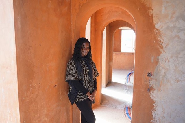 ジンガ・ンブップさんが設計した建設中の「土の家」。地元のラテライトにセメントを混ぜて圧縮、日干してつくる土れんがを使っている＝2023年12月22日、セネガル西部ガパル、荒ちひろ撮影