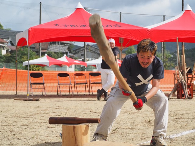棍棒を棍棒で打ち飛ばすスポーツこと「棍棒飛ばし」の全国大会「第1回 全日本棍棒飛ばし選手権大会」＝大宇陀健民グラウンド（奈良県宇陀市内）