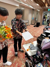 ボランティアコンサートに訪れた子どもたちと話すのも楽しみのひとつ。（画像提供：兄―ズ）
