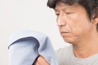 40～50代の夫がいる既婚女性の半数以上が夫の加齢臭が気になると回答　※画像はイメージです（makotomo/stock.adobe.com/）
