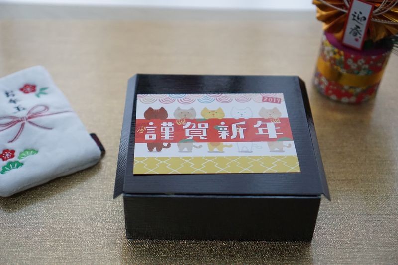 ペットショップ注文したおせちと、”お年玉型”の音の鳴るオモチャ