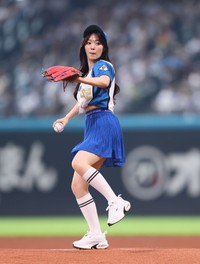 ファーストピッチセレモニーに登場した鈴木愛理＝エスコンフィールド