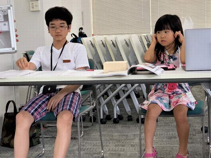 goensのシンポジウムで、受付を手伝う凛久くんと彩幸ちゃん(鶴子さん提供)