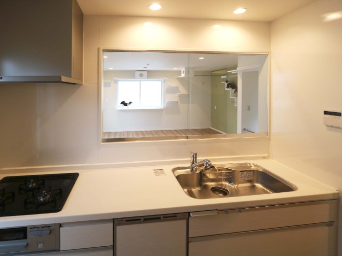 キッチンには猫が入れないようにガラス戸を設置