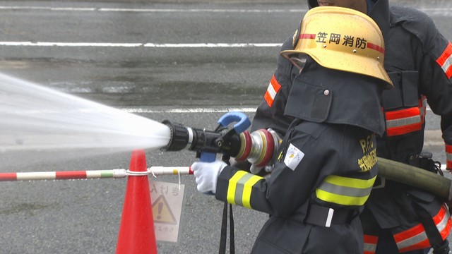夏休みの小学生が消防士の仕事や防災訓練を体験　岡山・笠岡市【こつこつ防災】
