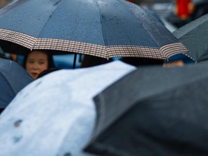 好きな人と「相合傘」ができますように。私は鞄に折り畳み傘を入れる