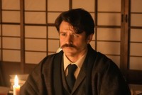 怪談の素晴らしさに開眼し、無我夢中で聞き入るヘブン　(C)NHK