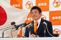 会見でインタビューに答える参政党・神谷宗幣代表