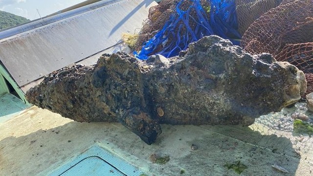 砲弾らしきもの（提供：高松海上保安部）
