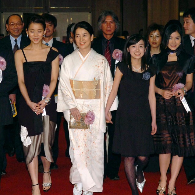 日本アカデミー賞に出席した（左から）石田ゆり子、吉永小百合、大後寿々花、石原さとみ＝2006年3月3日撮影