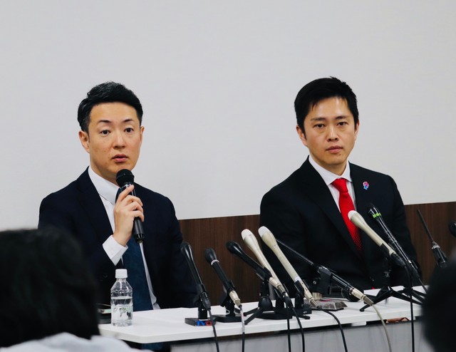 会見する横山英幸氏（左）、吉村洋文氏＝大阪市内