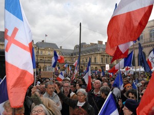 ワクチンパスポート「衛生パス」義務化に怒るフランス人　「自由奪われる」毎週のデモ