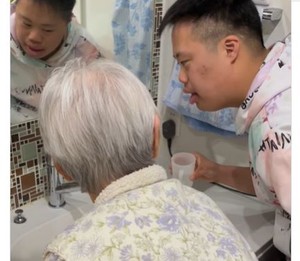 ひ孫にうがいの仕方を根気よく教える102歳のおばあちゃん　2人の様子に「微笑ましい」「素敵」の声　2人の関係について母親に聞いた