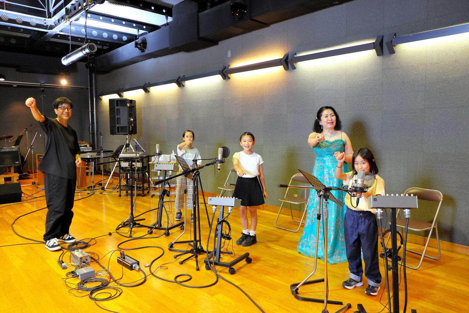 ケダマたちの「絵描き歌」収録に参加したソプラノ歌手の伊藤和子さん（右から２人目）、子どもたちと共に、歌詞に登場する「ねこパンチ！」ポーズをとる松任谷正隆さん（左端）=朝日新聞出版松永卓也撮影