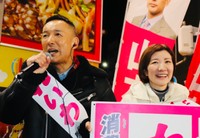 大阪市内で演説するれいわ新選組の山本太郎代表（左）と大石晃子共同代表