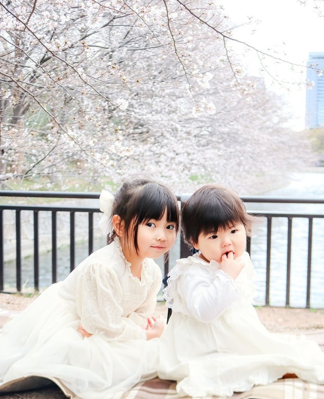 桜をバックに、姉妹ショット♡（提供：@aste.r727さん）

