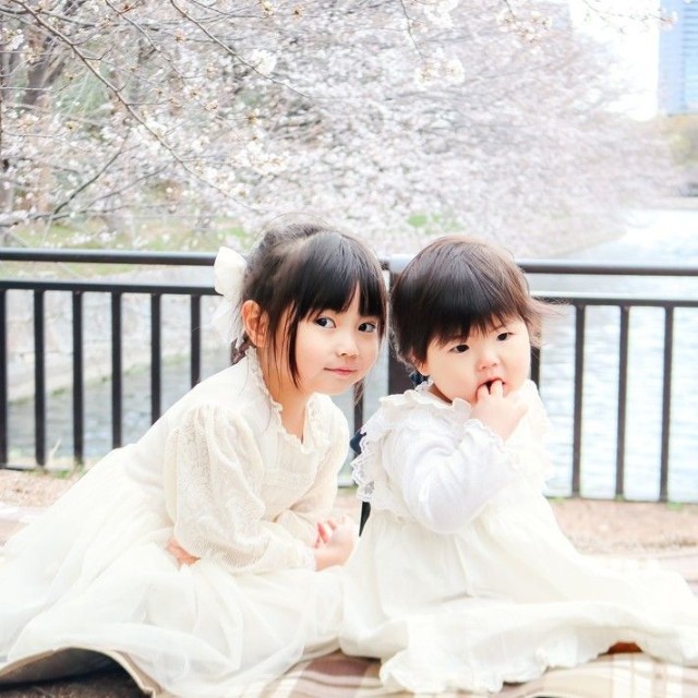 桜をバックに、姉妹ショット♡（提供：@aste.r727さん）
