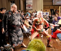 観客席にいた大相撲力士と土俵入りのポーズを決めるウナギ・サヤカ＝24年4・14センダイガールズ後楽園大会