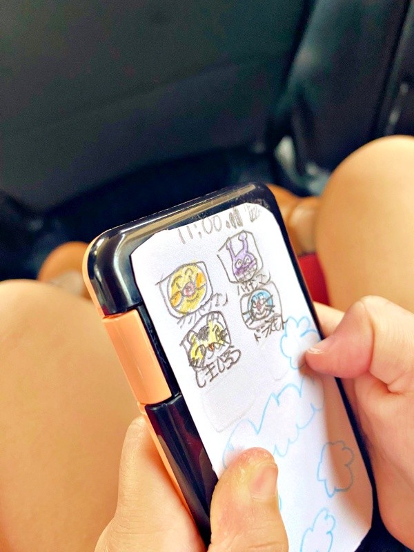 10歳の長女が即席携帯を手作り！ 2歳の妹へプレゼント（画像提供：サメ美さん）