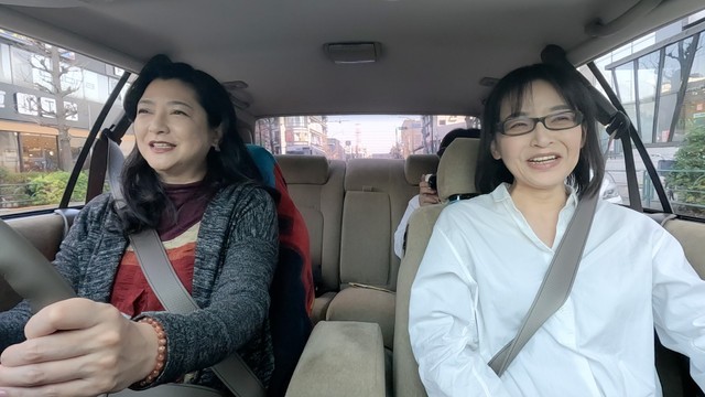 愛車シーマに乗る伊藤かずえさん（左）と、動画初登場の妹の陽子さん（ホリプロ提供）