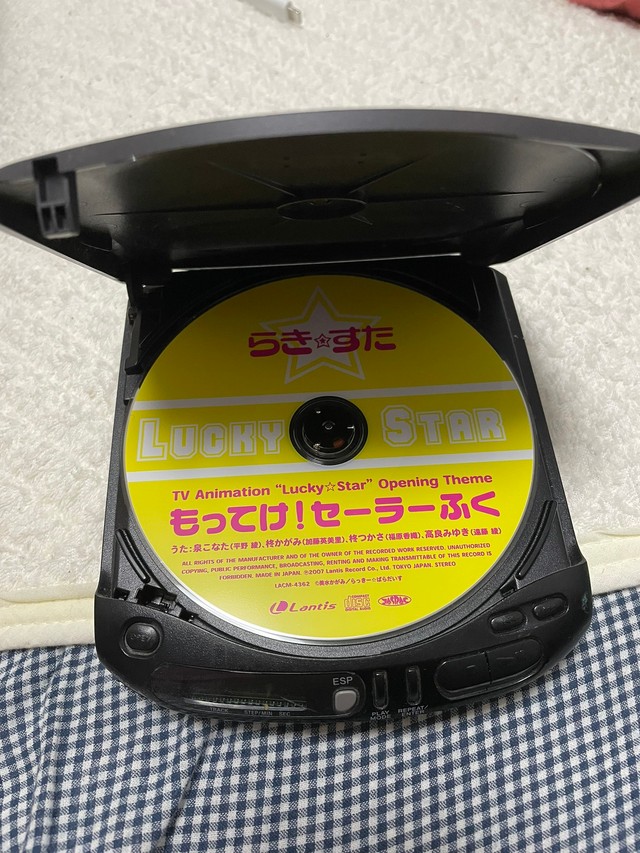 こうやってパカッとあけてCDを入れるんです（苺ん教授さん提供）