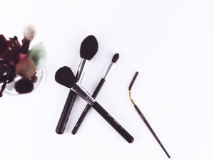 私は二重の呪縛から逃れて、アイプチするのをやめた