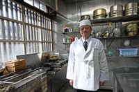 使い込まれた調理場に立つ木村さん