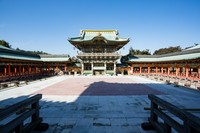 本堂から孝養門を臨む＝広島県尾道市、耕三寺博物館